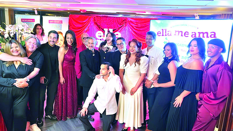 Elenco y productores del musical “Ella me ama”, que se presentará en noviembre en Bellas Artes, bajo la dirección de María Castillo.