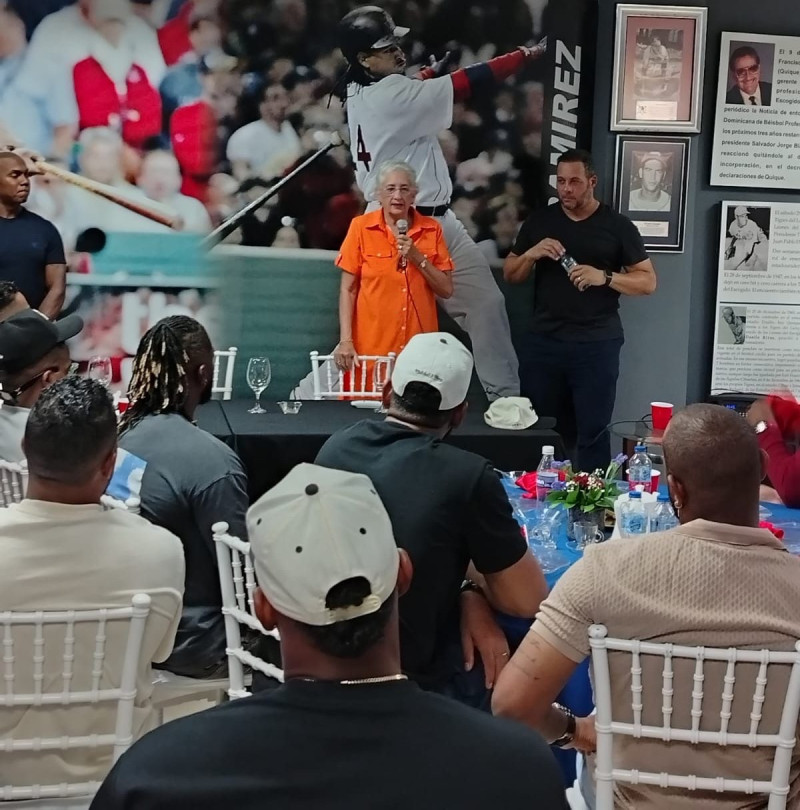 Doña Haydé Benoit de García, viuda del fenecido presidente de FENAPEPRO, Dámaso García, se dirige a los presentes al lado del actual titular de la entidad, Erick Almonte