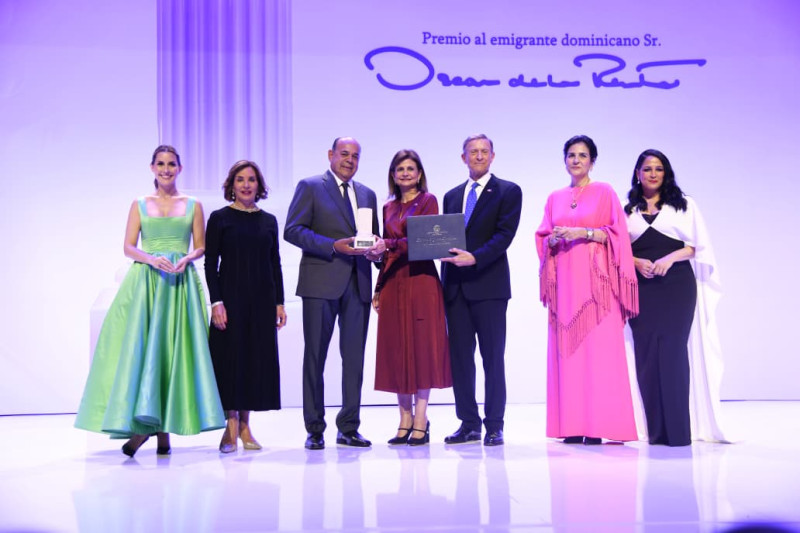 Entrega del Premio al Emigrante Dominicano Sr. Oscar de la Renta al líder comunitario Augusto Taveras