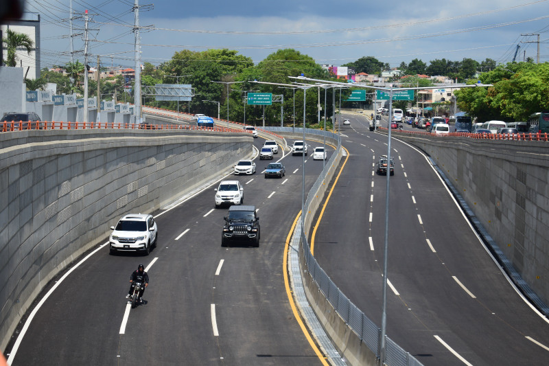 Los conductores deploran la prohibición del giro a la izquierda en esa zona.