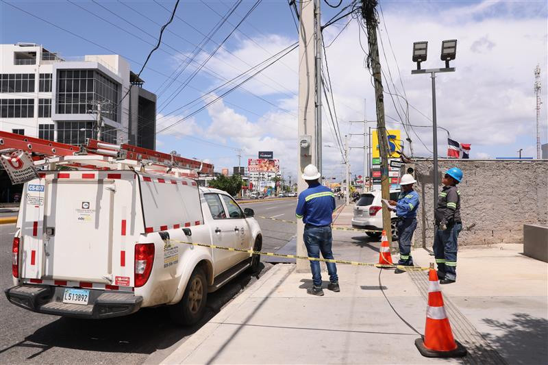 Técnicos de la distribuidoras trabajan para mejorar el servicio.