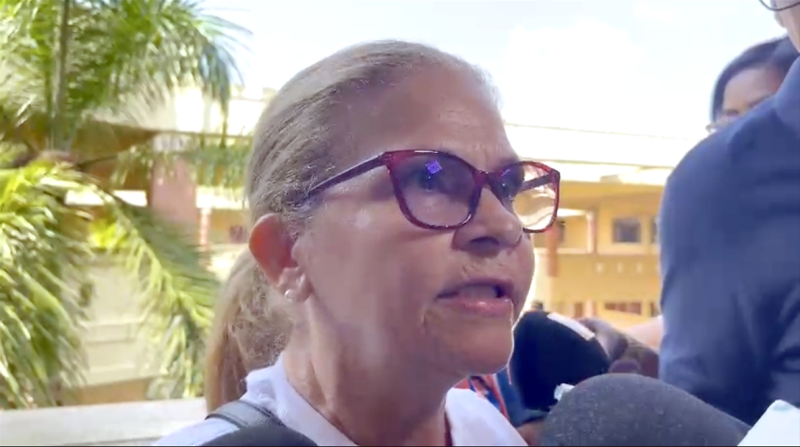 Una señora familiar de las víctimas habla con la prensa tras salir del tribunal donde se aplazó la medida de coerción contra los imputados.