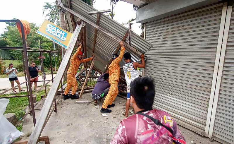 techo dañado en la ciudad de Baganga, provincia de Davao Oriental,