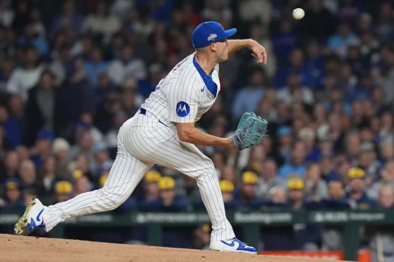 Matthew Boyd, abridor de los Cachorros, lanza en el cuarto juego de la serie divisional ante los Cerveceros, el 9 de octubre de 2025.