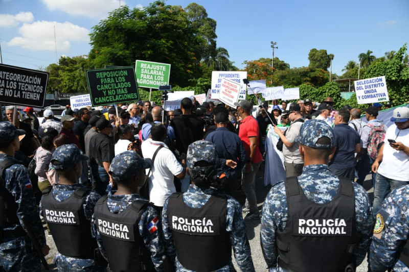 Autoridades policiales durante protesta de agrónomos, este viernes.