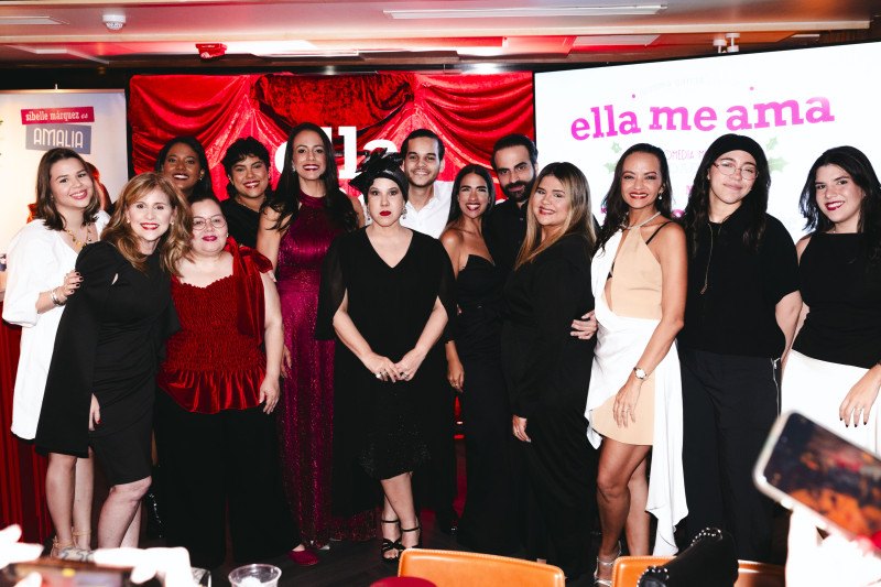 La directora teatral María Castillo, al centro, junto al equipo de producción de "Ella me ama".