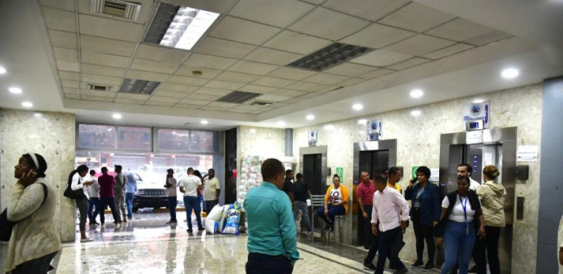 Los salarios del sector público suelen superar a los del sector privado, lo que distorsiona los mercados laborales.