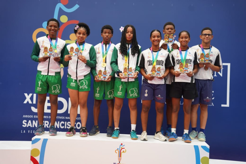 Jairo Robles y Eduarny de la Cruz, de El Higuamo, al momento de ser galardonados como ganadora de la competencia dobles mixtos de tenis de mesa..