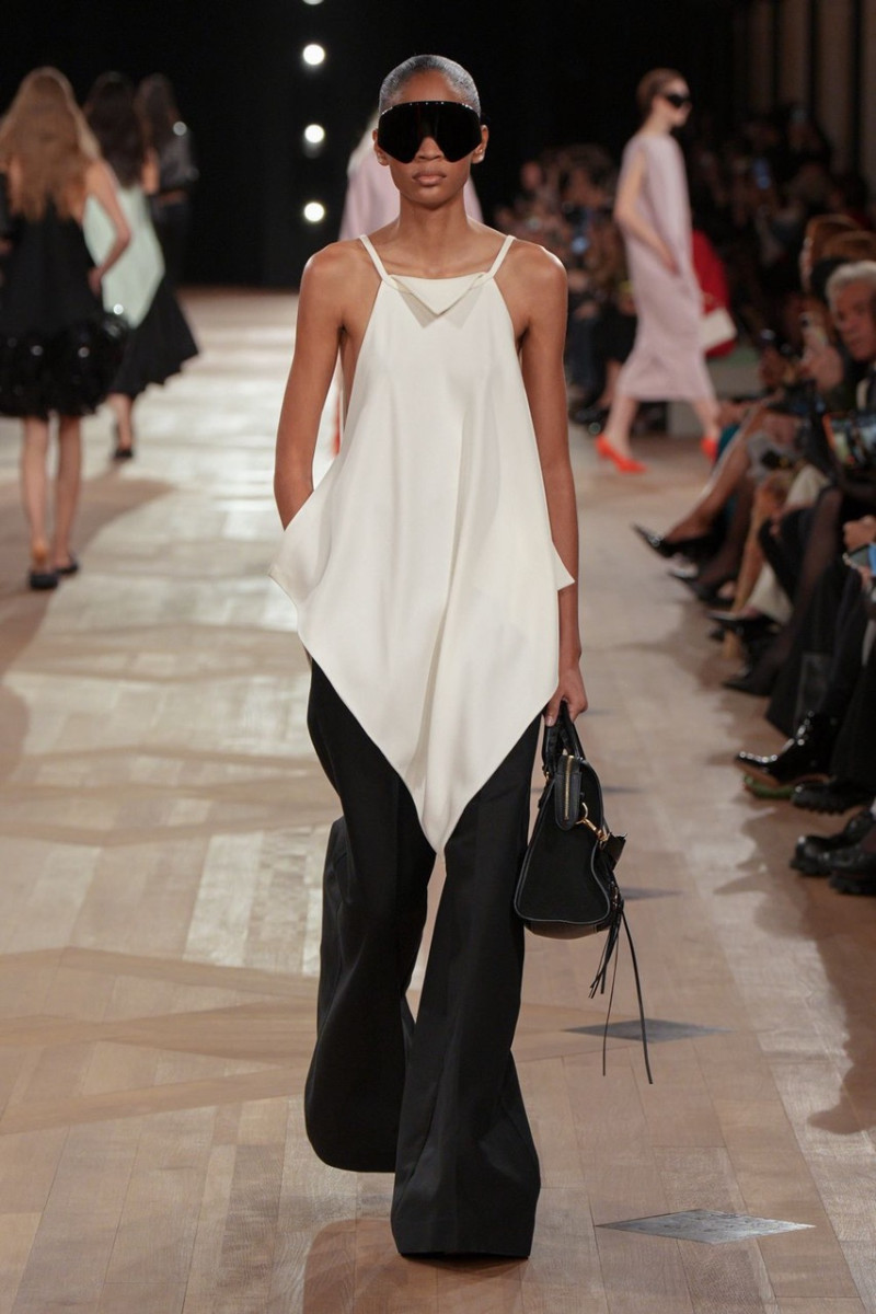 Chloé Paredes: la modelo dominicana que conquista la Semana de la Moda de París