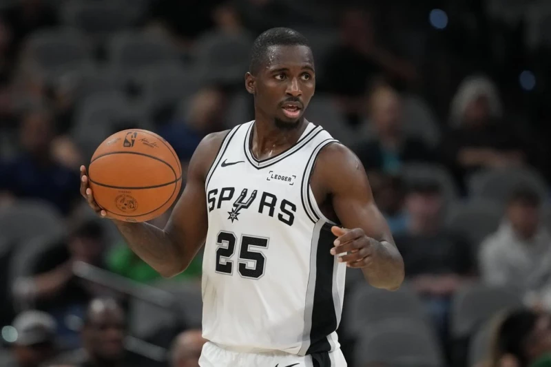 David Jones tuvo una espectacular actuación en el partido entre Spurs y Jazz en la pretemporada de la NBA.