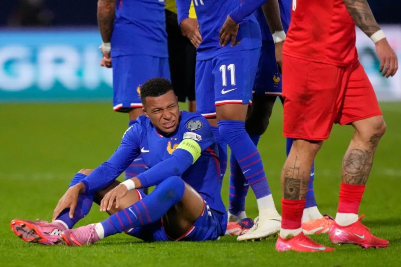 Kylian Mbappe se queja durante el encuentro ante Azerbaiyán en el Grupo D de la eliminatoria europea a la Copa Mundial el 10 de octubre del 2025.