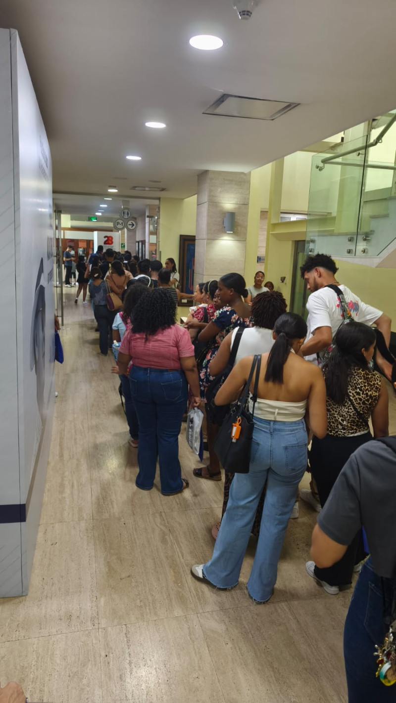 Larga fila de adolescentes para la firma del libro de Eva Muñoz.