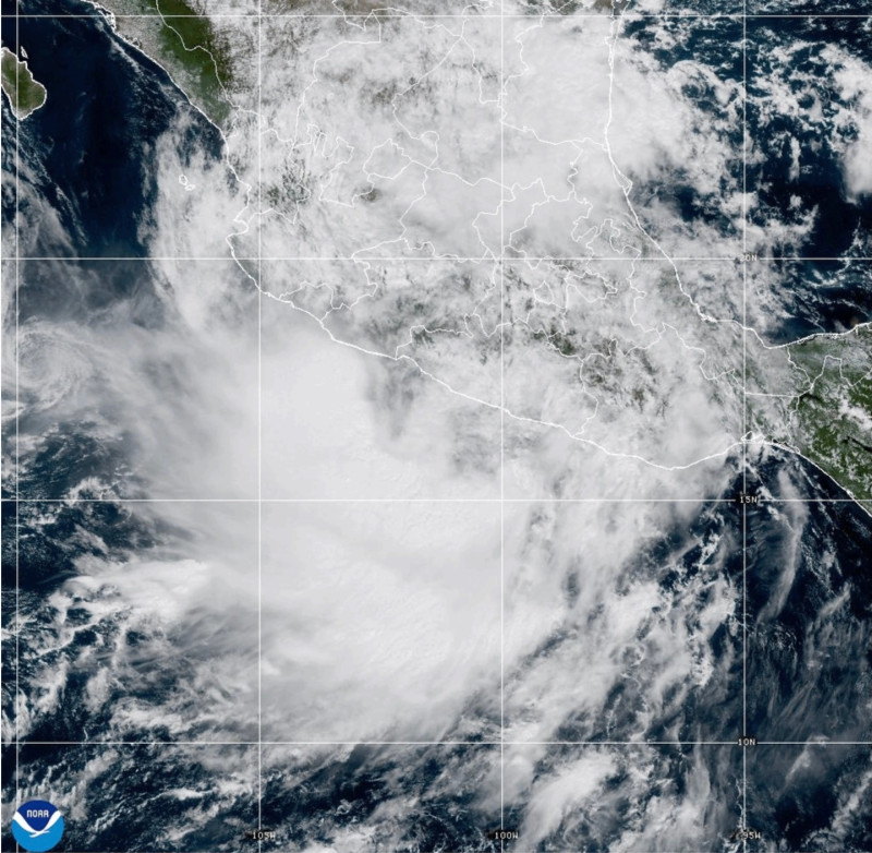 Esta imagen satelital de la Oficina Nacional de Administración Oceánica y Atmosférica de Estados Unidos (NOAA, por sus siglas en inglés), tomada a las 14:12 EST del jueves 9 de octubre de 2025, muestra la tormenta tropical Raymond frente a la costa occidental de México, en el océano Pacífico oriental.