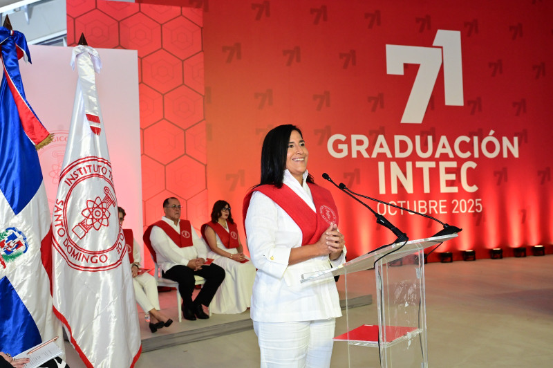 Thais Herrera, oradora invitada de la ceremonia de graduación del Instituto Tecnológico de Santo Domingo (INTEC).