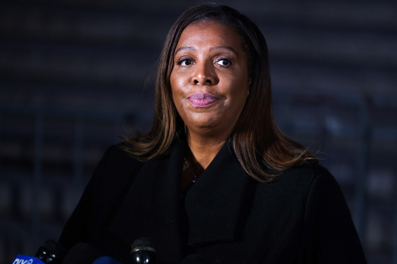 La fiscal general de Nueva York, Letitia James, quien procesó con éxito al presidente Donald Trump, fue acusada formalmente el 9 de octubre de 2025 por fraude hipotecario, según informaron medios estadounidenses. La acusación fue dictada por un gran jurado federal en Virginia, donde también se presentaron cargos recientemente contra otro enemigo de Trump, el exdirector del FBI James Comey, según informaron CNN y otros medios estadounidenses.