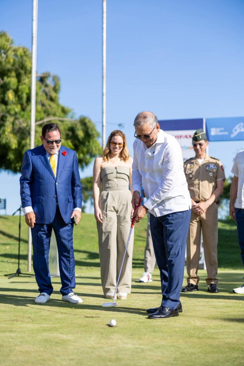 Leonardo Aguilera, presidente ejecutivo del Banco de Reservas, realiza el golpe de salida.