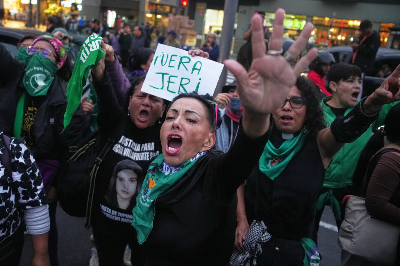 Manifestantes antigubernamentales protestan con un cartel que dice "¡Fuera Jeri!"