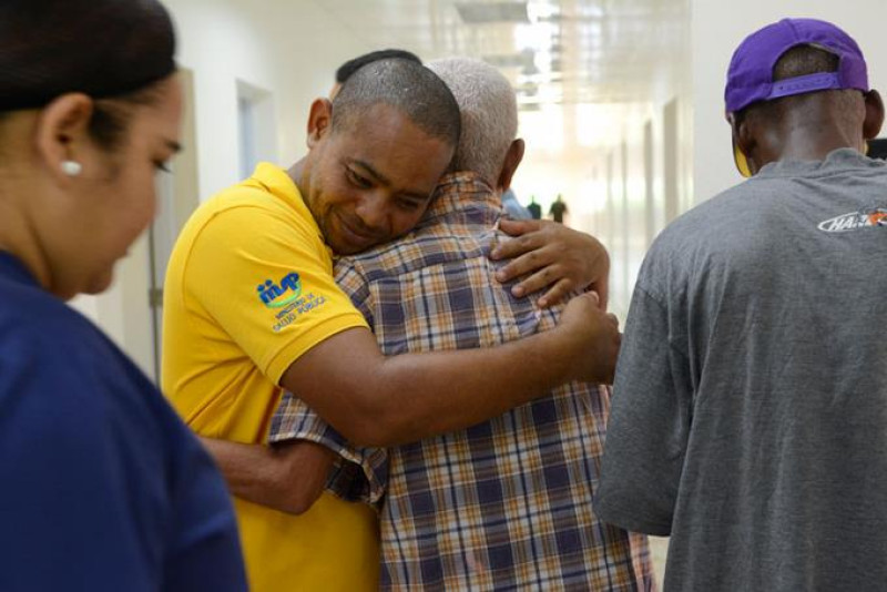 Un empleado abraza a un usuario del Centro de Rehabilitación Psicosocial, ubicado en el kilómetro 28 de la autopista Duarte, donde antes funcionaba el clausurado manicomio.
