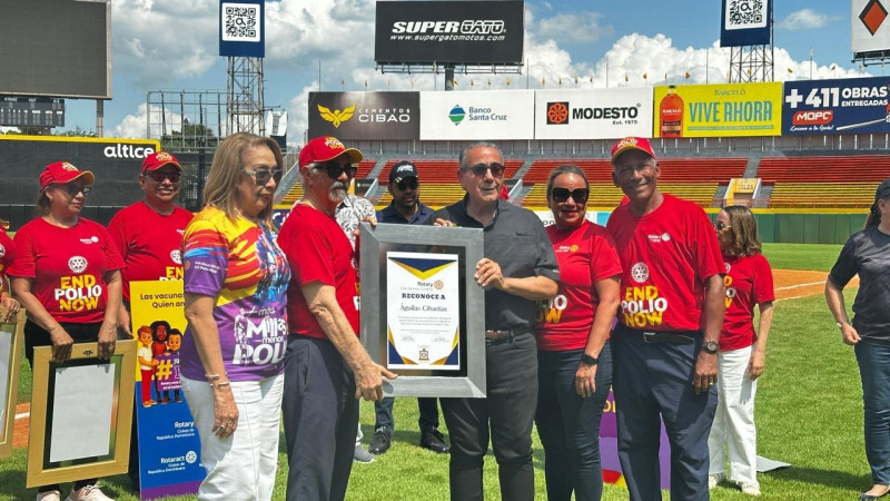 El club Santiago Rotary reconoce a las Águilas Cibaeñas, representadas por su presidente Víctor García Sued.