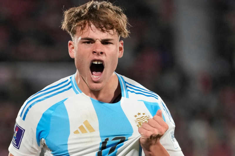 Mateo Silvetti, de Argentina, festiva tras marcar su segundo gol del encuentro ante Colombia.