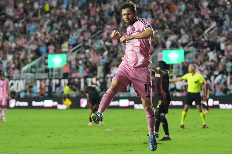 Lionel Messi celebra tras marcar su primer gol del juego contra Atlanta United.