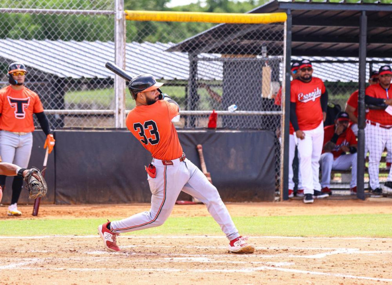 Francisco Urbáez, de los Toros, al momento de disparar su cuadrangular en el choque de fogueo contra el Escogido.