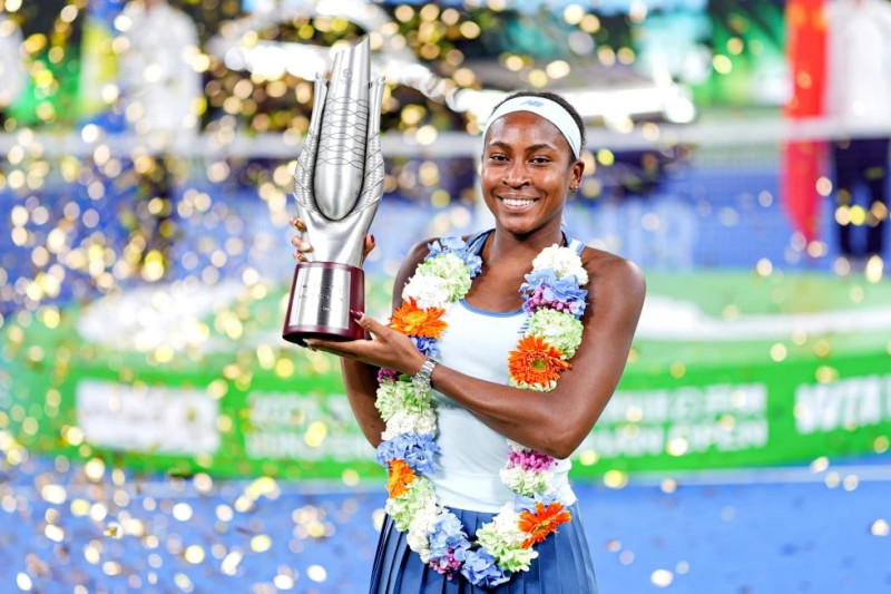a estadounidense Coco Gauff celebra con el trofeo de campeona de Wuhan tras vencer a su compatriota Jessica Pegula