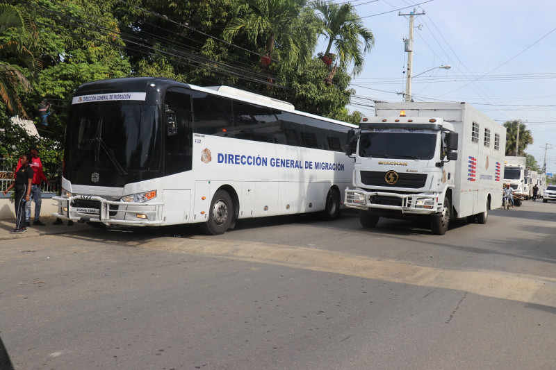 Flotilla que llego de DGM a Dajabón. varios camiones de migración con los extranjeros