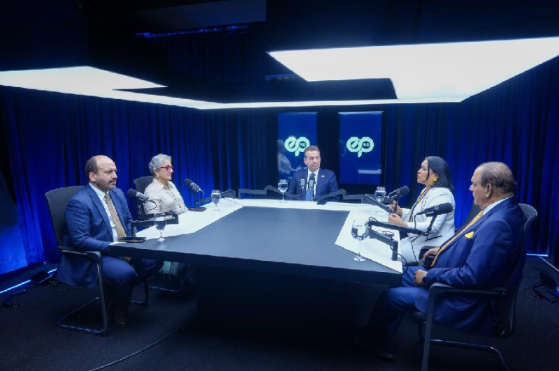 El ministro Víctor-Ito-Bisonó, junto a los viceministros Vilma Arbaje y Ramón Pérez Fermín, y a Miguel Franul y Wendy Santana de Franjul.