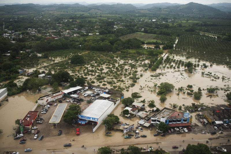Esta vista aérea, tomada durante un sobrevuelo de la Armada de México, muestra las calles inundadas tras las fuertes lluvias en Poza Rica, Veracruz, México, el 11 de octubre de 2025.