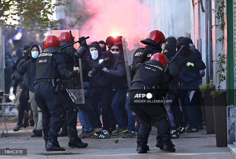 La policía cargó contra ambos grupos, quienes se golpearon con palos, banderas y sillas, y lanzaron bengalas, según las imágenes.
(Photo by ANDER GILLENEA / AFP)
