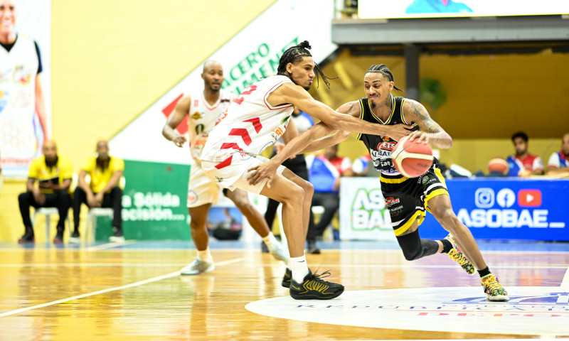 Jonathan Bello, del Don Bosco, maneja el balón ante la defensa de Juan Junior Rosario, del San Sebastián.