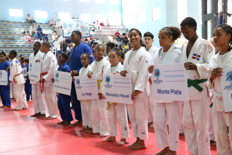 Desfile de los atletas participantes en el tradicional torneo.
