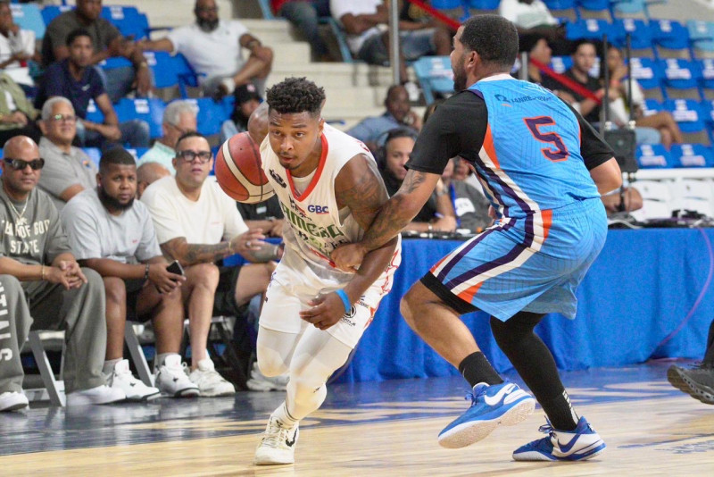 El refuerzo Quentin Peterson, del club Bameso, quien presentó buenss credenciales, es defendido por William Cruz, de Los Prados.