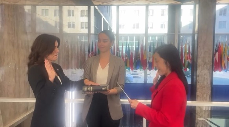 Momento de la juramentación de Leah Francis Campos como embajadora de EEUU en República Dominicana