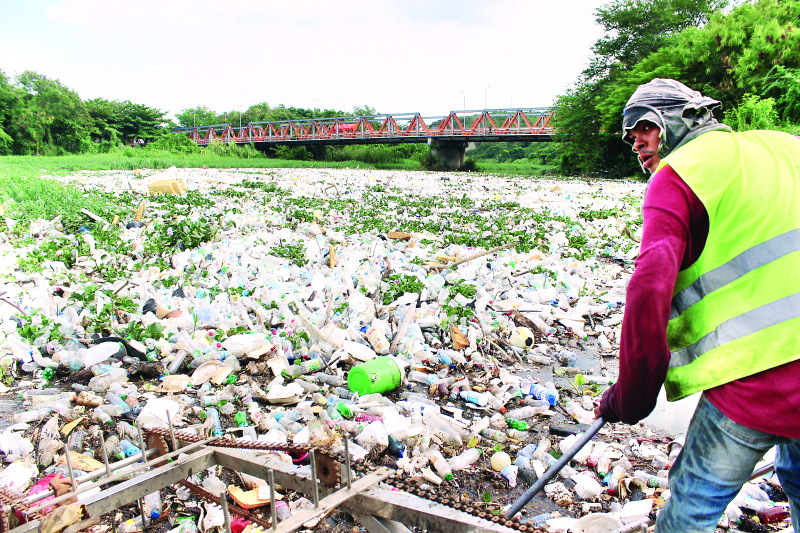 La gran acumulación de plásticos y otros desechos en río Yaque del Norte preocupa a ambientalistas y comunitarios, que advierten el peligro que representa