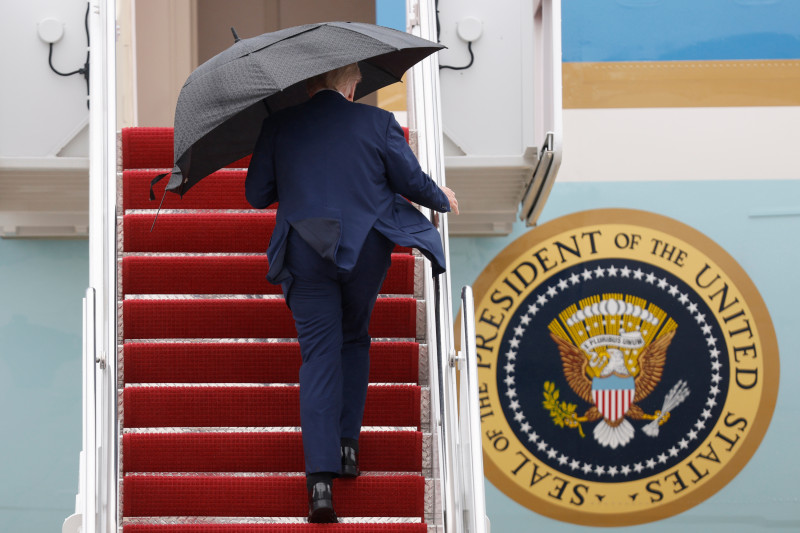 El presidente Donald Trump sube las escaleras del Air Force One