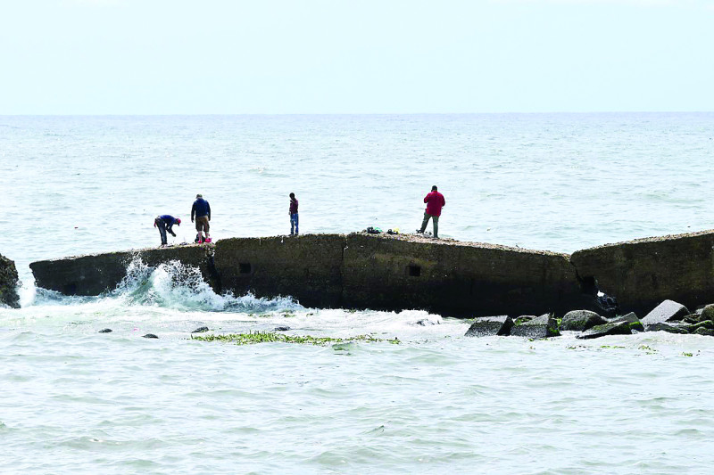 Pescadores en las costas de Santo Domingo pese a la advertencia de mal tiempo.