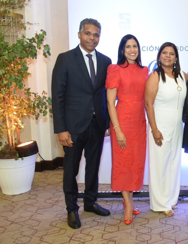 James Collins, Sheila Burdiez y Amalia Pimentel.