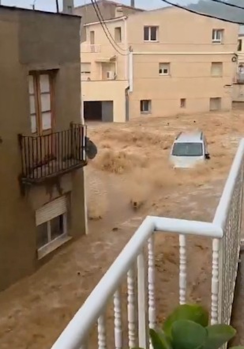 La DANA Alice provocó cortes en la autopista que atraviesa del norte al sur el este español y también ha obligado a suspender las salidas de los trenes con origen Barcelona y Valencia.