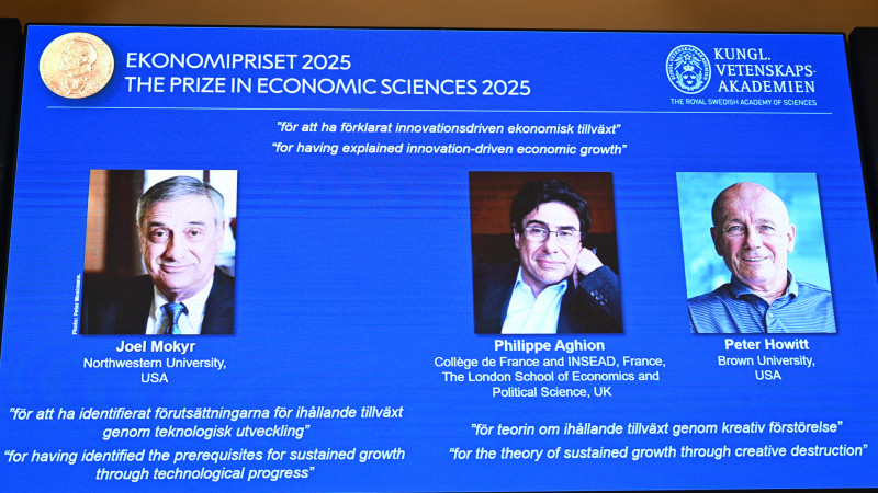 Una pantalla muestra (de izq. a der.) al estadounidense-israelí Joel Mokyr, al economista francés Philippe Aghion y al canadiense Peter Howitt durante el anuncio del ganador del Premio Nobel de Economía 2025, el Premio Sveriges Riksbank en Ciencias Económicas en memoria de Alfred Nobel, en la Real Academia Sueca de Ciencias en Estocolmo, Suecia, el 13 de octubre de 2025.