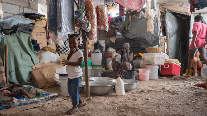 Las familias sufren condiciones de hacinamiento e insalubridad. Los niños caminan por los estrechos senderos entre las tiendas, que a veces no miden ni 50 cm de ancho. Hay ocho baños para 1200 personas en el campamento.