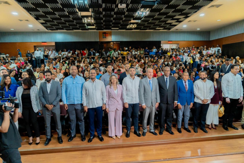 Ministerio de la Juventud y la Dirección de Desarrollo Social Supérate en el lanzamiento del programa "Tarjeta joven".