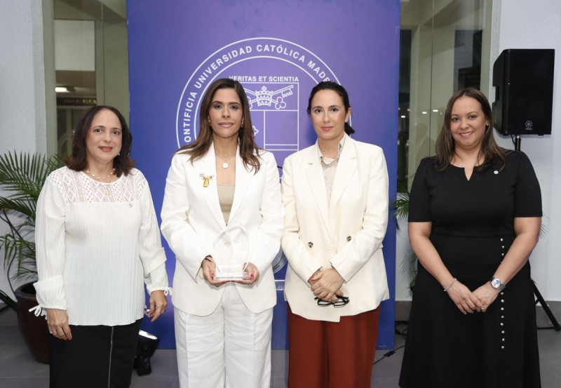 Claudine Collado, Madelyn Martínez, Adelaida Mancha, Cándida Muñoz.