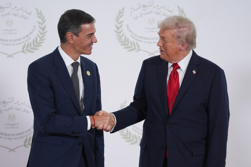 El presidente Donald Trump saluda al primer ministro español, Pedro Sánchez