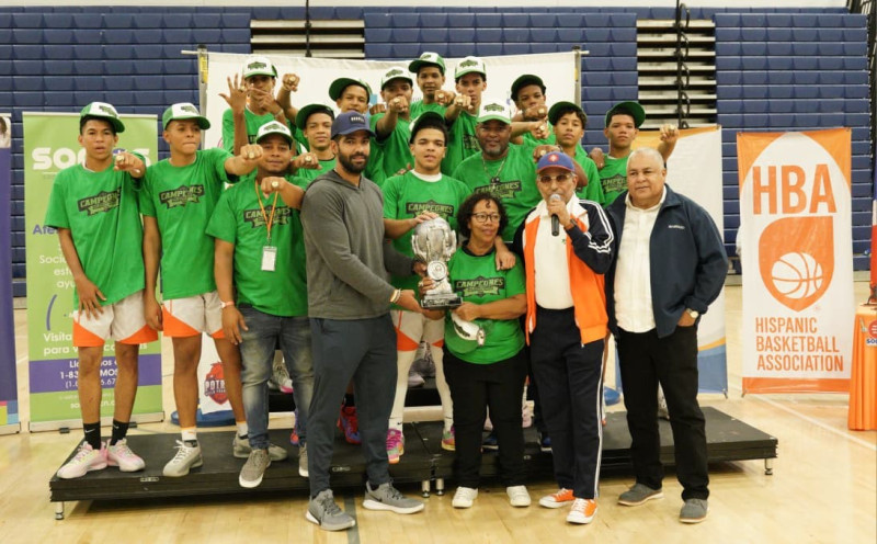Alex Damirón le entrega la copa de campeón a Amerfis Rijo, del club El Edén de Nagua. A la derecha, Manolito Prince y Fernando Geraldino.