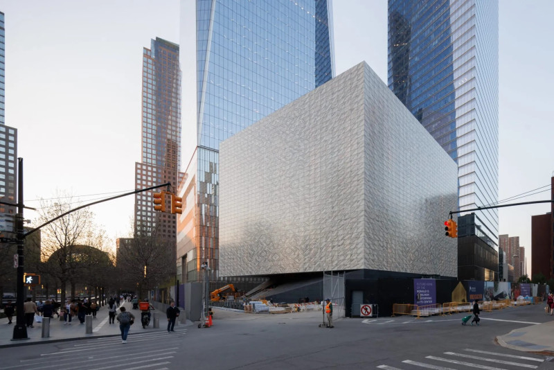 Fotografía cedida por el Perelman Performing Arts Center (PAC NYC) donde se aprecia la fachada en tonos blancos y negros con vetas de gris del edificio de su sede ubicado en la Zona Cero de Nueva York.