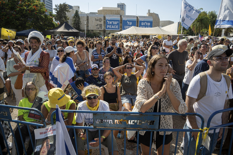 Israelíes se reúnen en la Plaza de los Rehenes de Tel Aviv, Israel, el 13 de octubre de 2025, a la espera de la liberación de los rehenes restantes de Gaza.