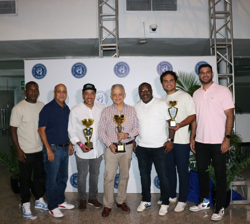 Los directivos del Club Naco y los entrenadores reciben la Copa de campeón del 48ava Copa Internacional Judo Naco 2025, donde retuvieron el título alcanzado el año pasado.