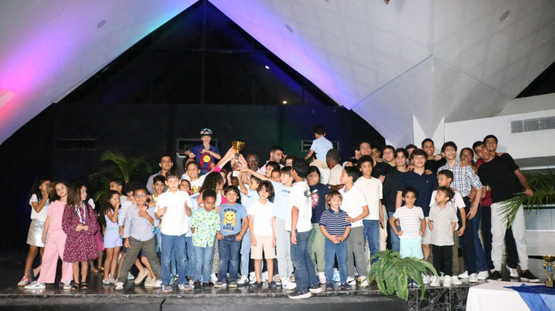 Los más sobresalientes nadadores de la justa exhiben orgullosos sus trofeos en la ceremonia de premiación.